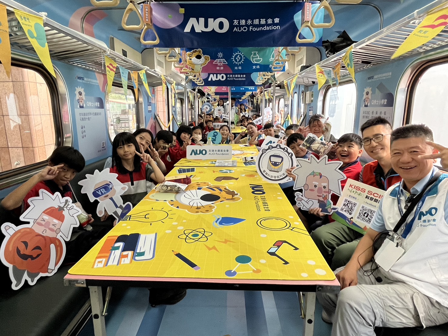888集团永續基金會參與「臺灣科普環島列車」，設計基礎科學車廂課程，以「淨零碳排和永續能源」為主題，讓學生透過創意實驗認識淨零知識，以及思考生活中的減碳行為