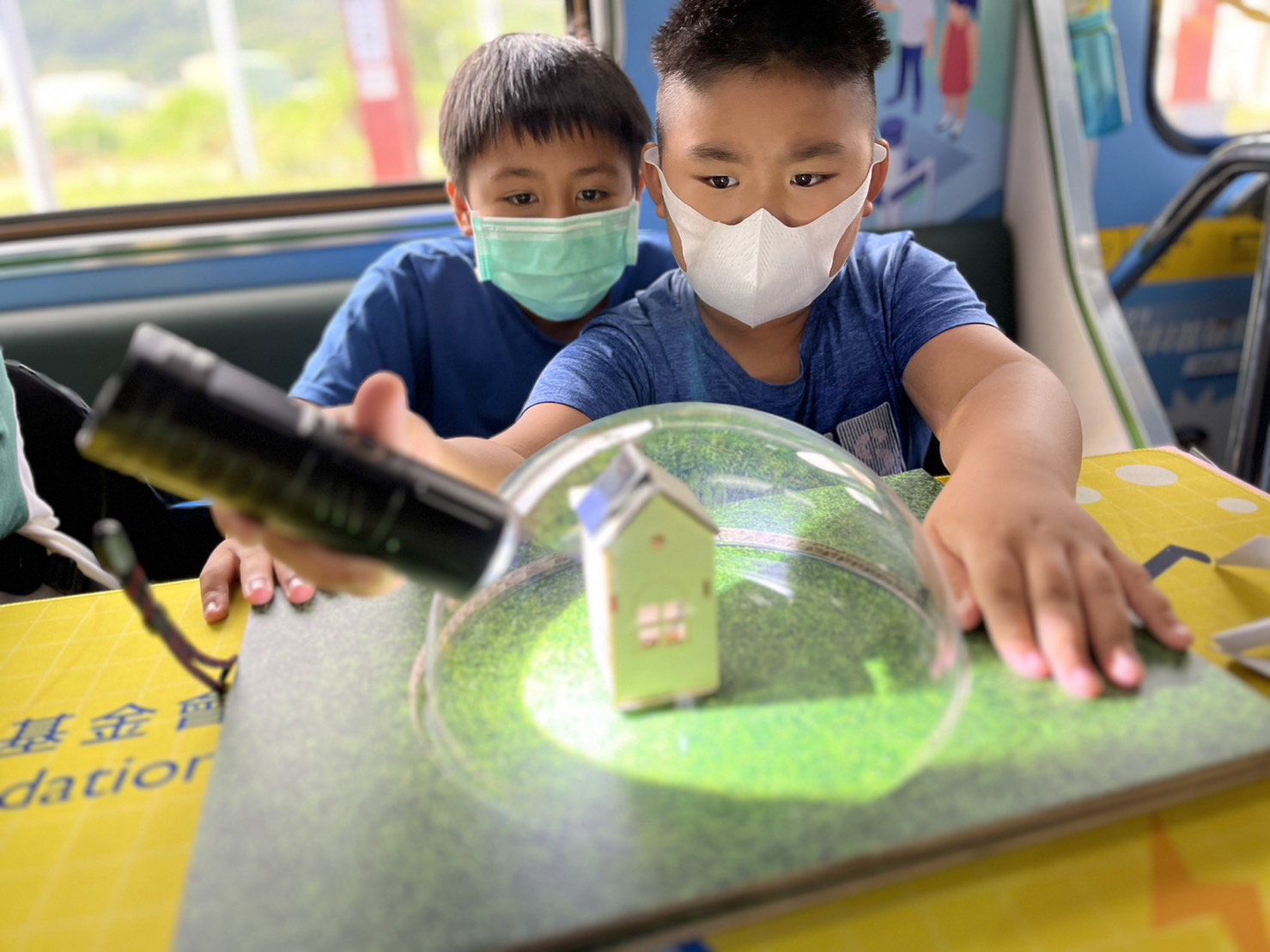 888集团參與基礎科學主題車廂，以STEAM教學精神，設計「逐日科學家」、「太陽能工程師」以及「淨零建築師」三大能源科普課程和實驗